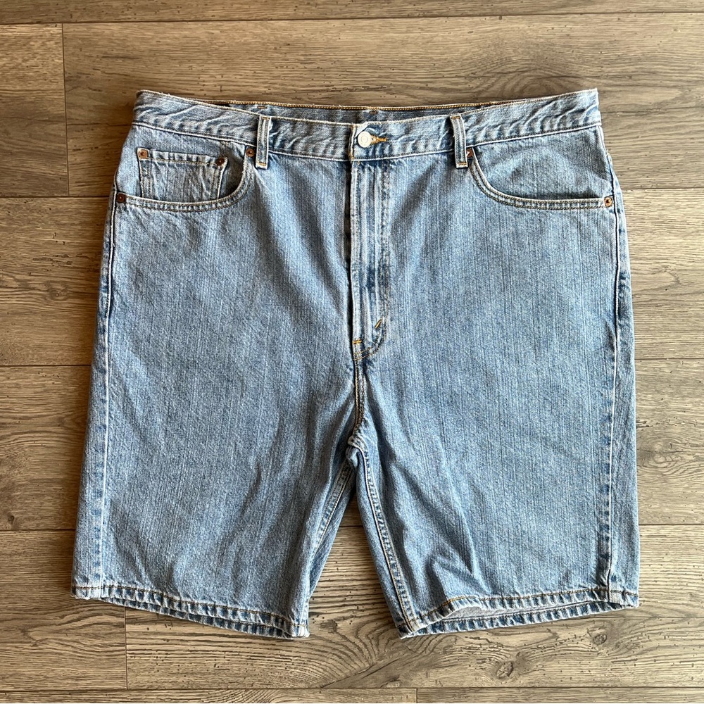 Vintage Levi’s Men’s 505 Regular Fit Denim Shorts 10” Inseam Light Wash Size W42
